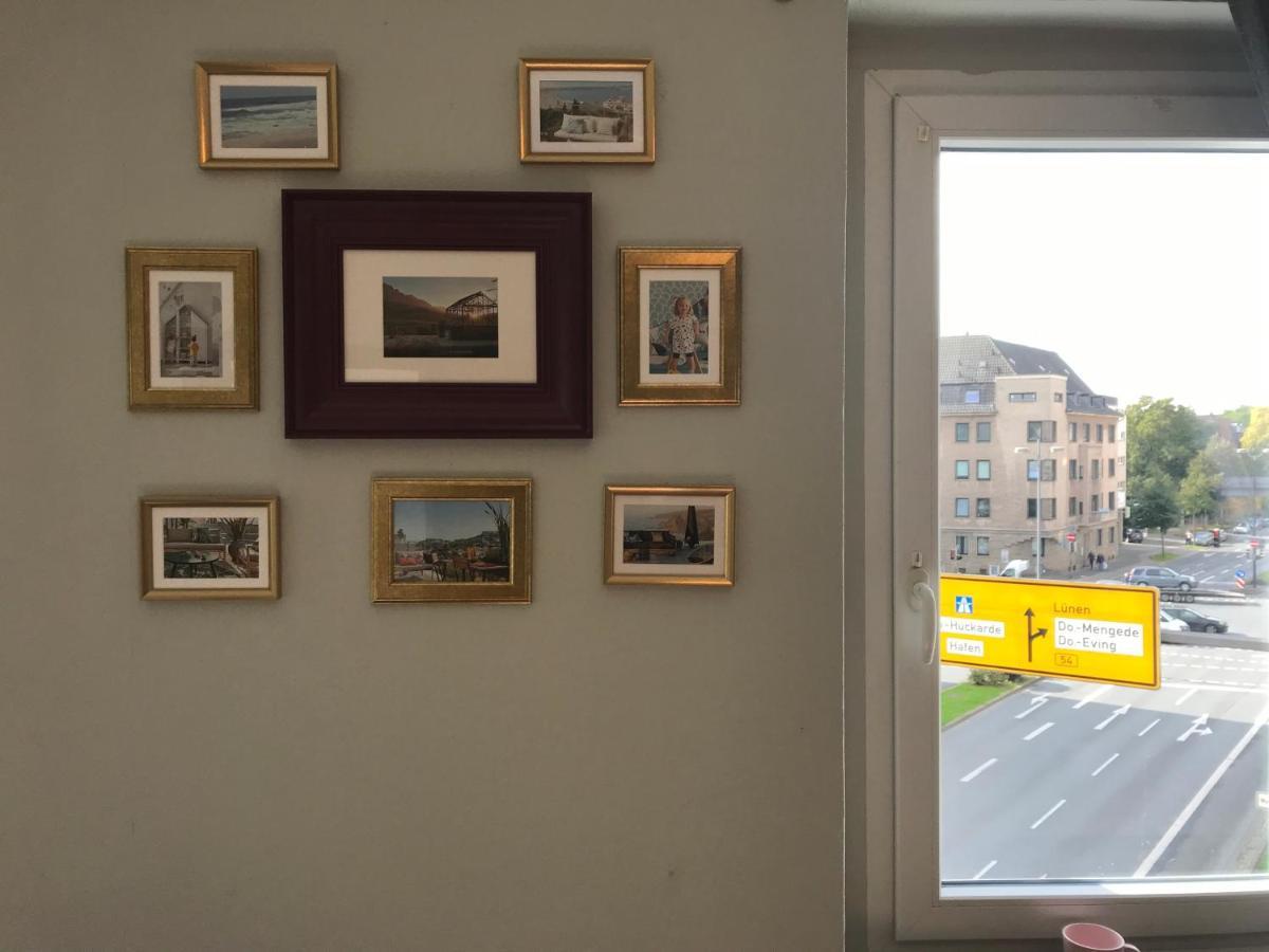 Tm Aparts Dortmund Exteriér fotografie A window with a yellow sticker