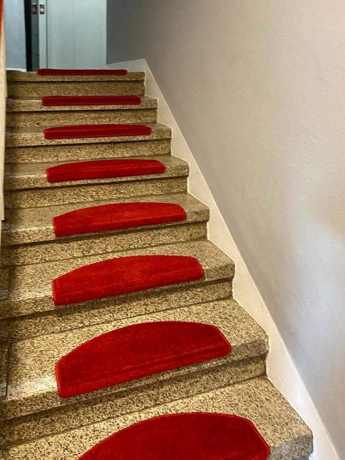 Tm Aparts Dortmund Exteriér fotografie Carpet on a staircase