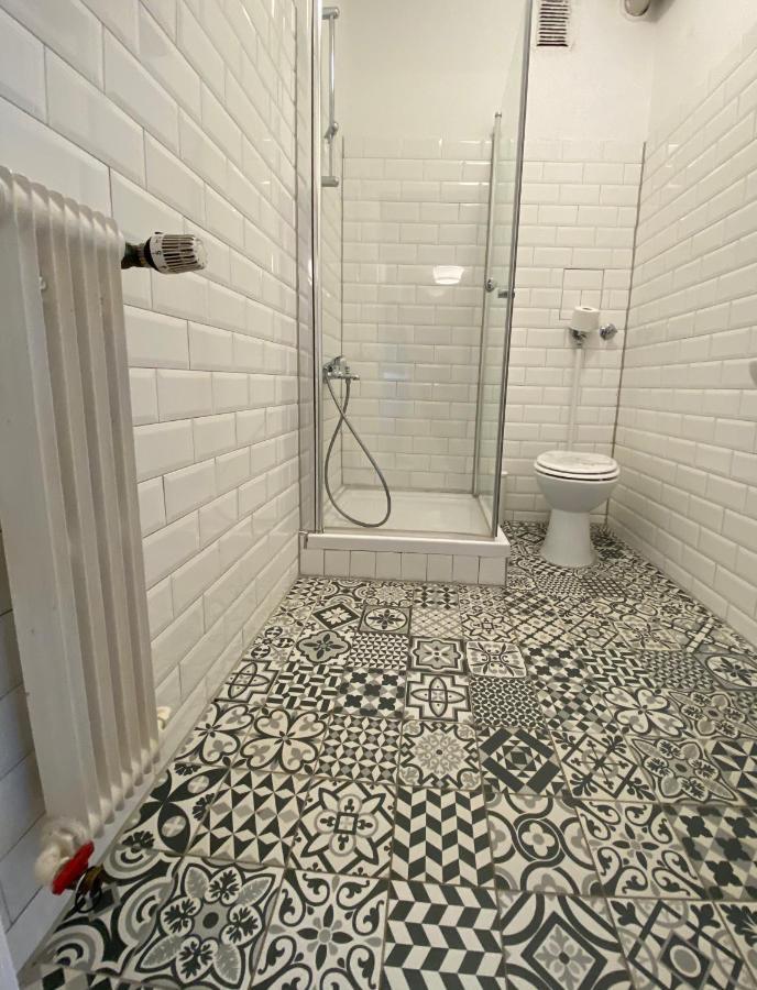 Tm Aparts Dortmund Exteriér fotografie Bathroom floor tiles