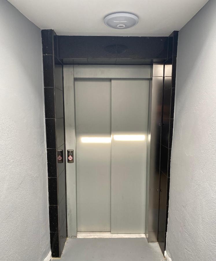 Tm Aparts Dortmund Exteriér fotografie A typical elevator door