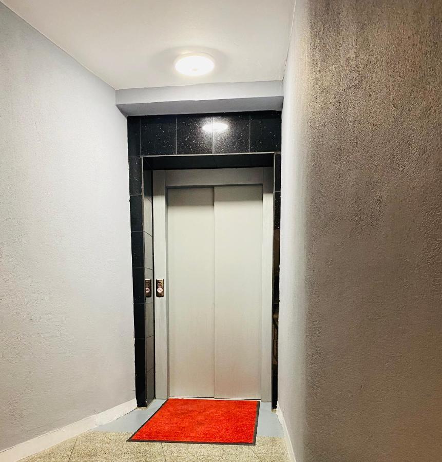 Tm Aparts Dortmund Exteriér fotografie A typical elevator in a residential building