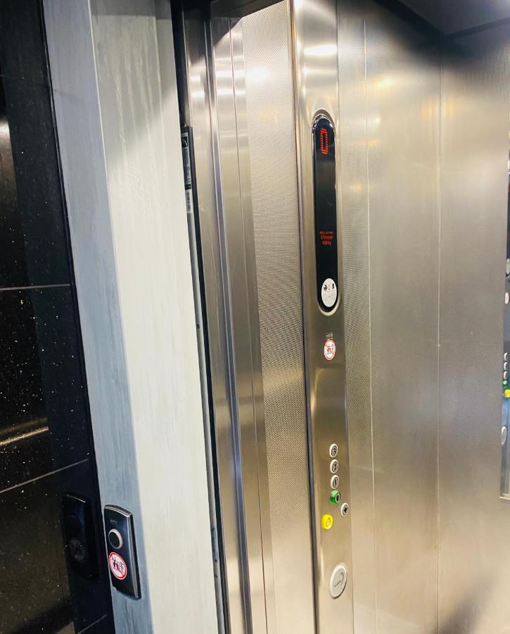 Tm Aparts Dortmund Exteriér fotografie A typical elevator