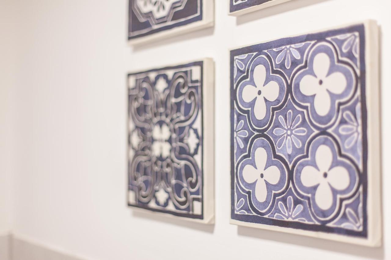 Tm Aparts Dortmund Exteriér fotografie Azulejos in the interior of the hotel