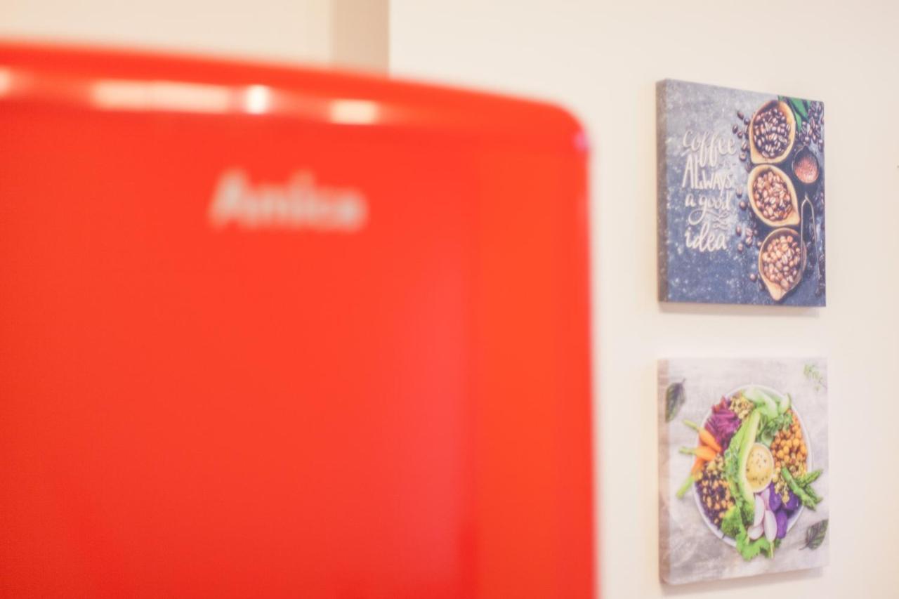 Tm Aparts Dortmund Exteriér fotografie A Smeg refrigerator